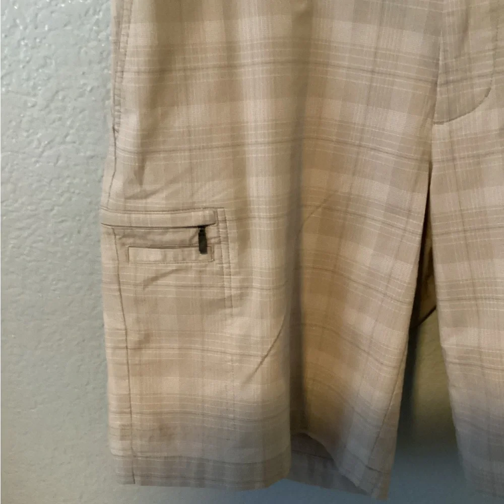 Greg Norman Men's Tan Plaid Cargo Shorts